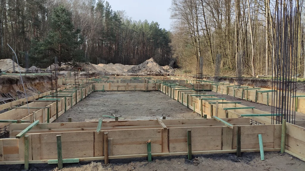 Fundamenty w deskowaniu – przygotowanie do betonowania w rozległym rzucie budynku