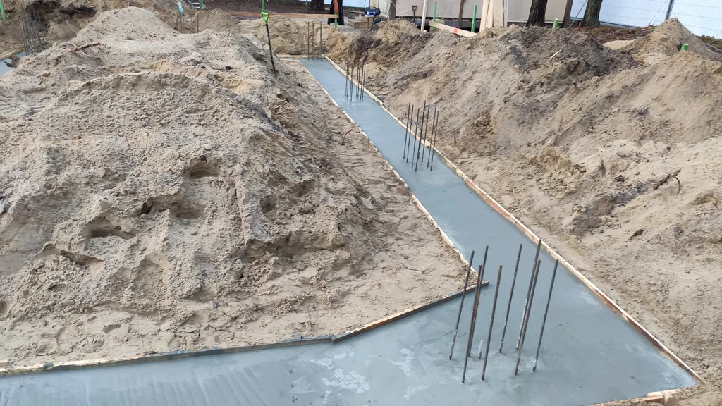 Detal żelbetowych fundamentów i zbrojenia pod płytę fundamentową domu jednorodzinnego