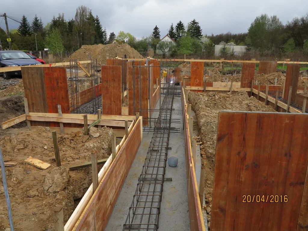 zbrojenie ław fundamentowych, w tle szalunki 