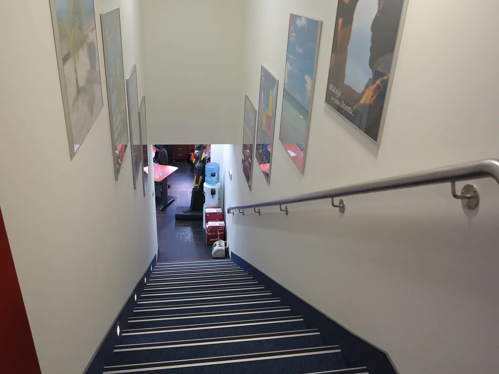 klatka schodowa, barierka , obrazy 