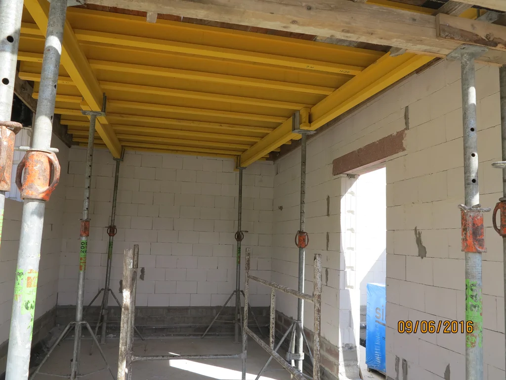 zdjęcie wewnątrz, ściany murowane wewnętrzne z silikatów, szalunek stropu i stęple