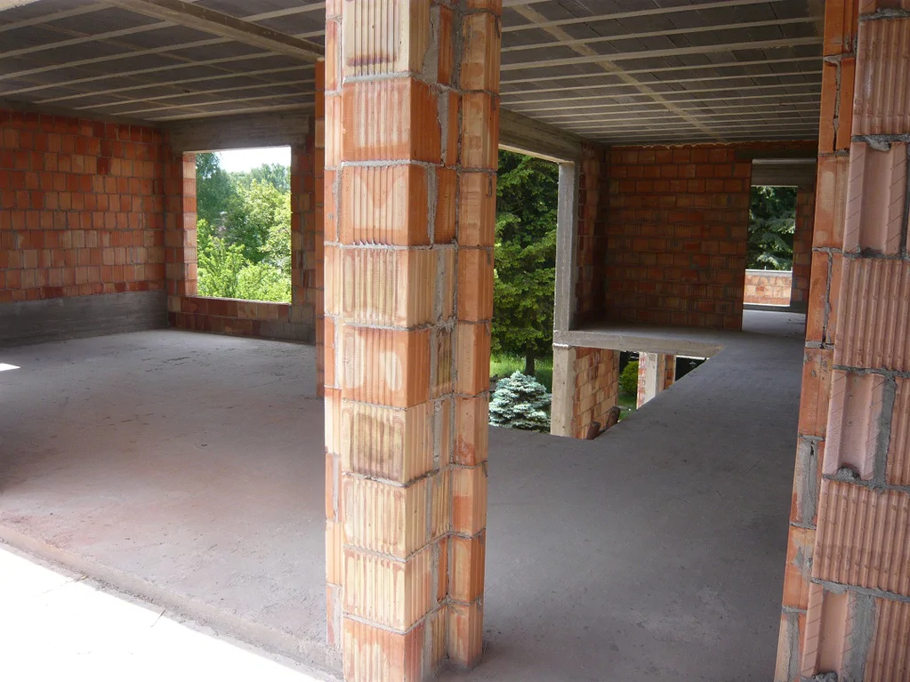 Budowa domu jednorodzinnego, mury pustak maxi, strop żelbetowy, strop terriva, elementy konstrukcyjne, nadproża