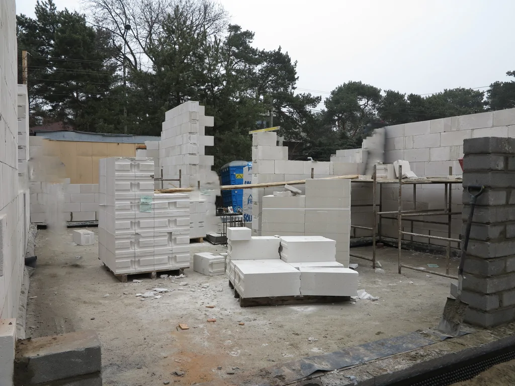 Budowa domu, widok na murowanie ścian parteru z silikatów