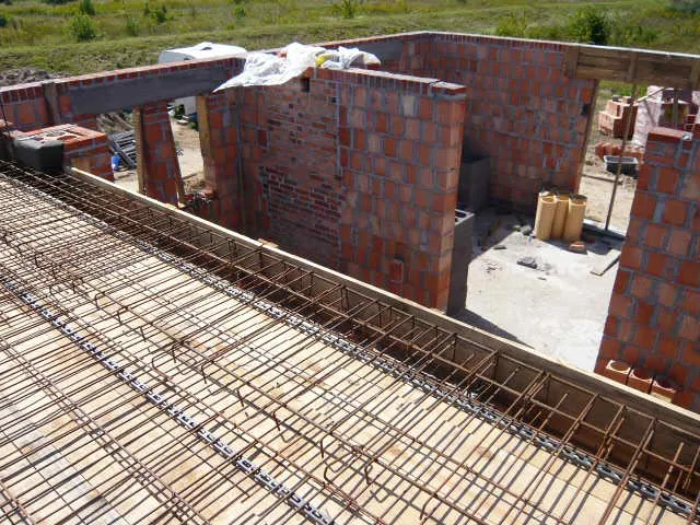 Budowa Domu jednorodzinnego, zbrojenie stropu żelbetowego parteru, nadproża żelbetowe, mury z porothermu