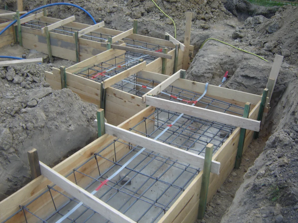 budowa domu jednorodzinnego widok na zbrojenie ław fundamentowych