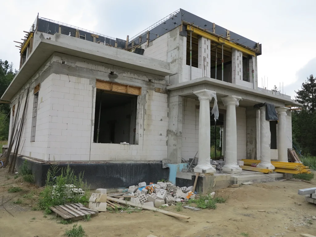 Stan surowy budynku, ściany z silikatów, zbrojenie stropu piętra i szalunek