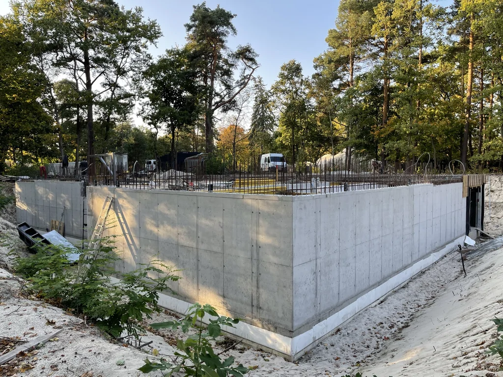 Narożnik monolitycznych ścian żelbetowych z wyprowadzonym zbrojeniem pod dalszy etap budowy