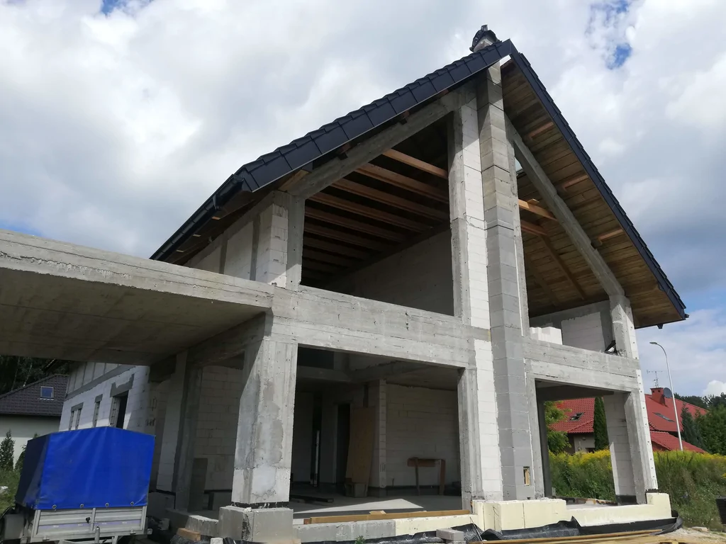 Konstrukcja żelbetowa budynku – słupy, belki i strop w stanie surowym z dachem dwuspadowym