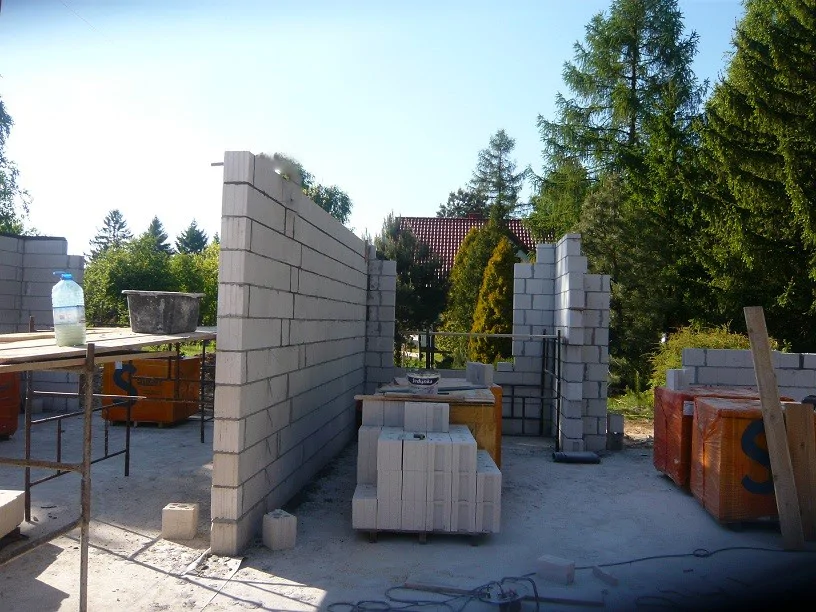 Murowanie ścian z bloczków betonu komórkowego – początek stanu surowego