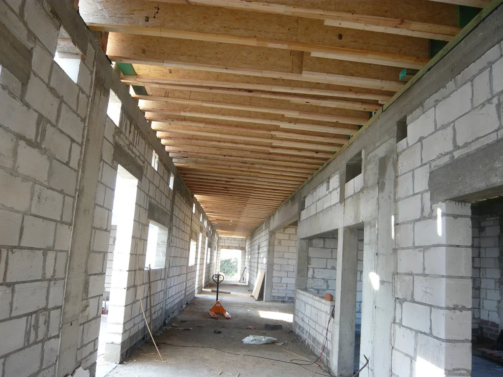 Budowa przedszkola, ściany murowane, strop dźwigary kronopol