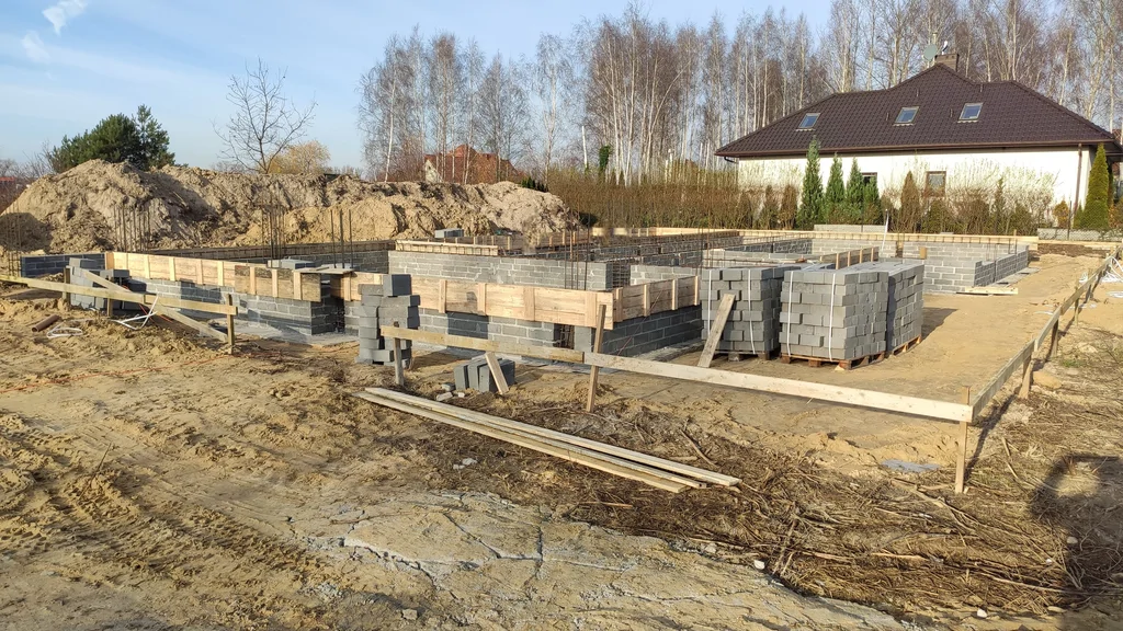Widok ogólny fundamentów – ściany z bloczków, deskowanie i zbrojenie w strefach pod ściany nośne
