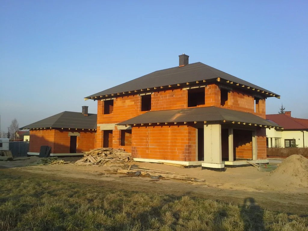 Budowa domu jednorodzinnego budynek zakończony w stanie surowym 