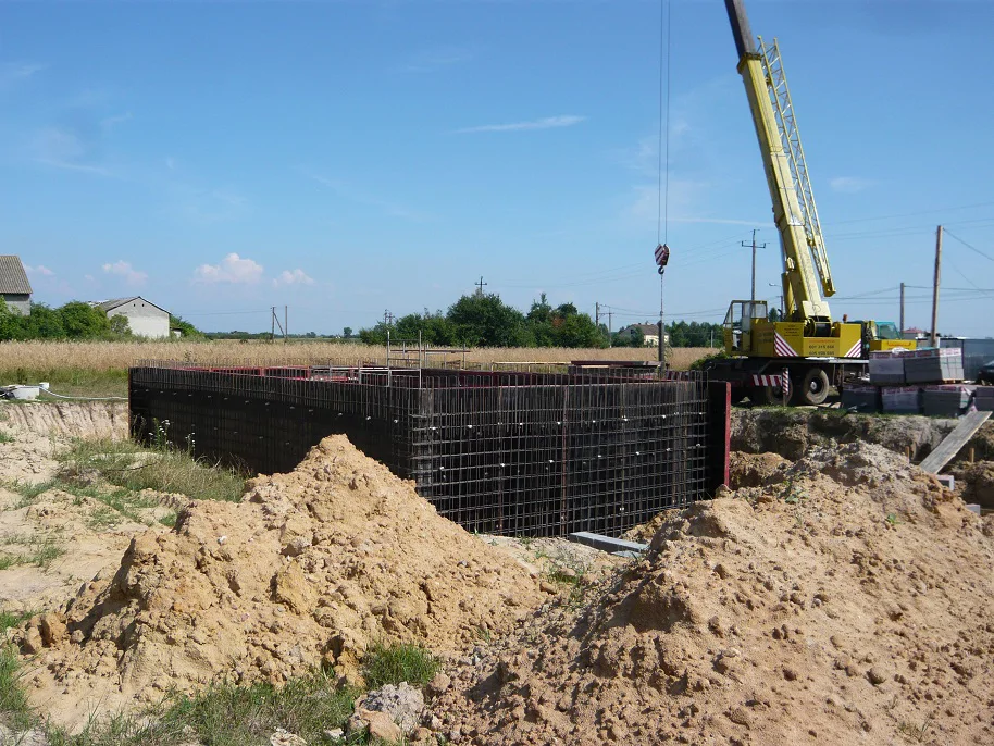 Budowa Domu jednorodzinnego, stan surowy, płyta fundamentowa piwnicy w technologii białej wanny, szalunki ścian piwnicy