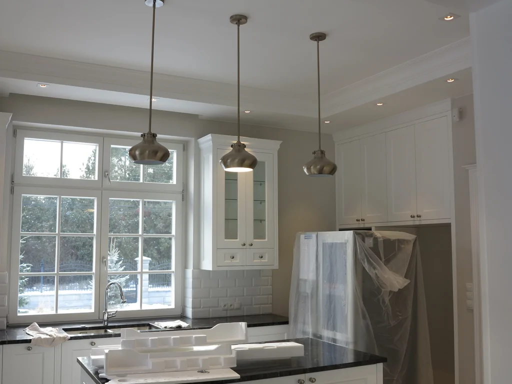 łazienka w stylu dworkowym, płytki w ciekawe różnorodne wzory, lukarna dachowa, czarna szafka z 2 umywalkami, zabudowa prysznica 