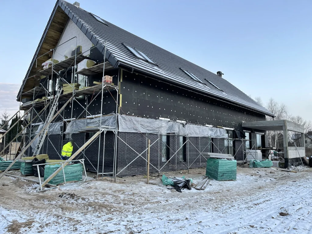 Prace elewacyjne na rusztowaniach – ocieplenie ścian zewnętrznych oraz strefy detali przy oknach