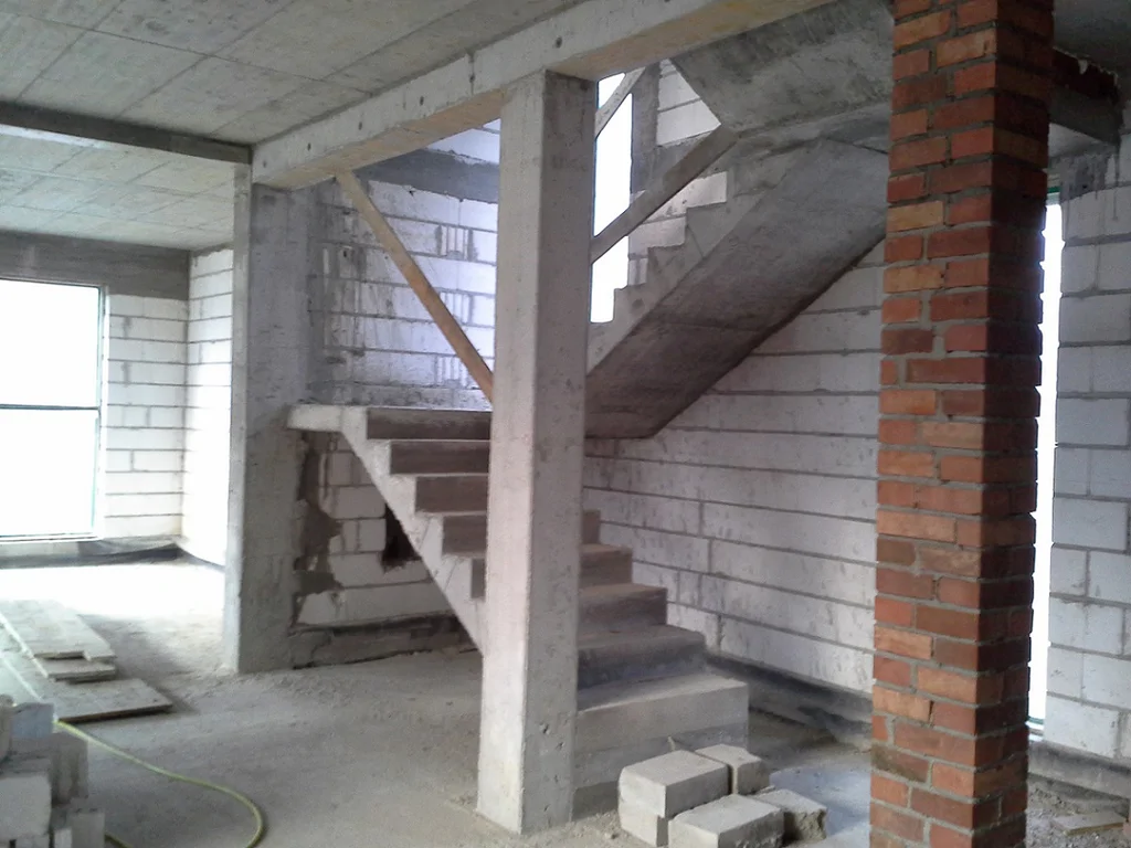 Budowa Domu jednorodzinnego schody żelbetowe wewnątrz, mury z silikatów