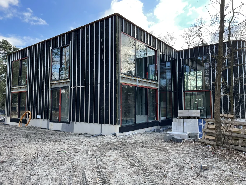 Nowoczesny dom prace elewacyjne, duże przeszklenia