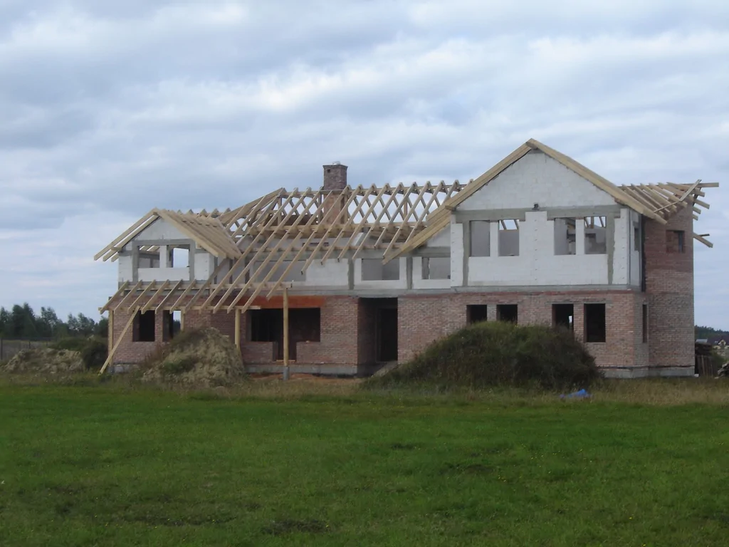 Budowa domu w stanie surowym z więźbą dachową
