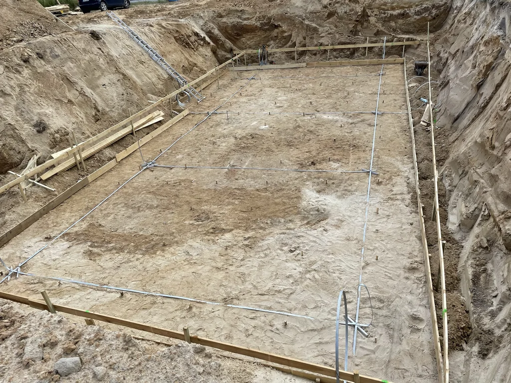 Wykop pod płytę fundamentową piwnicy przygotowany do realizacji budynku w technologii białej wanny