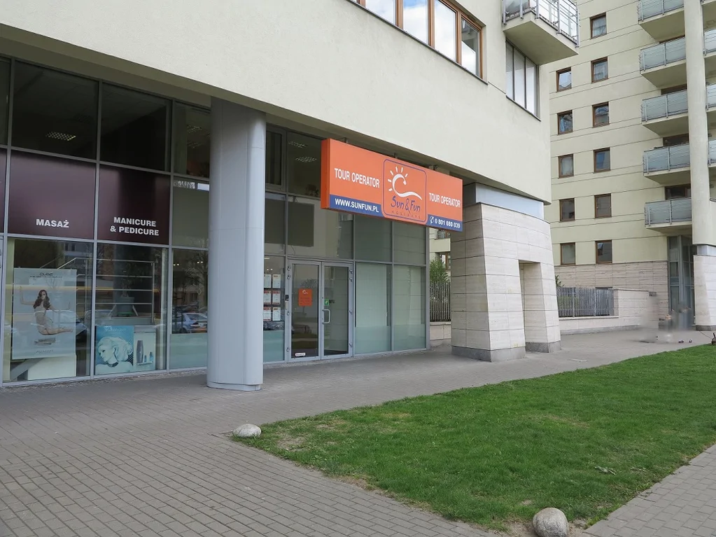 Widok z zewnątrz na biuro podróży