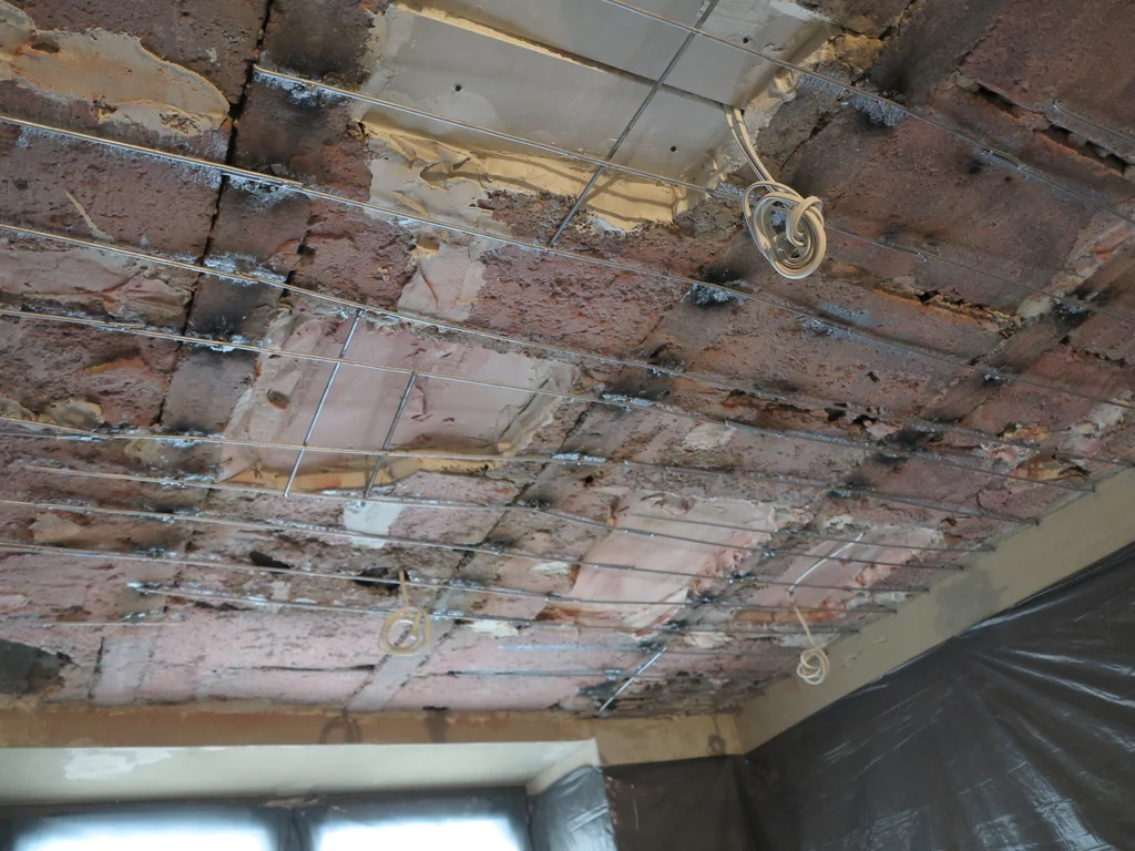 Remont i przebudowa widok na zbrojenie starego stropu 