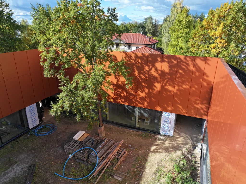 Nowoczesny dom z patio widziany z góry w otoczeniu zieleni