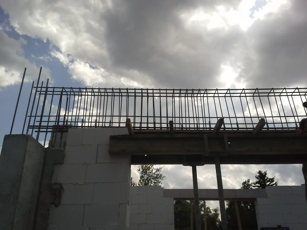 Ściany murowane z pustaka ceramicznego, zbrojenie wieńca