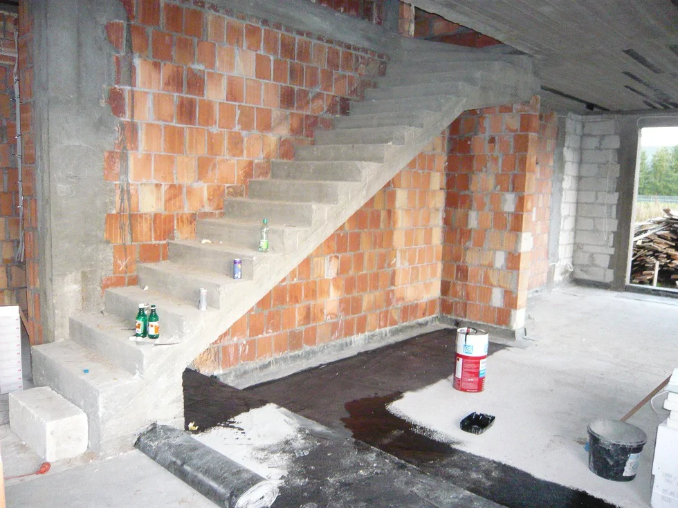 Dom jednorodzinny, schodu żelbetowe, mury wewnętrzne , słupy