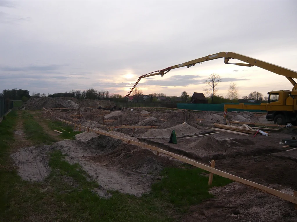 Budowa Przedszkola, wykopy, fundamenty, wylewanie studni fundamentowych 