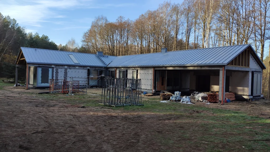 Budynek parterowy w stanie surowym z dachem na rąbek stojący oraz strefą podcienia