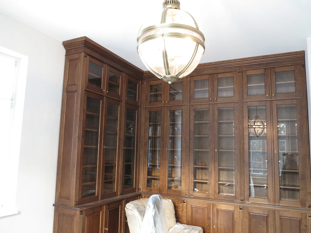 Łazienka czarno białe płytki, toaleta, zabudowa prysznica 