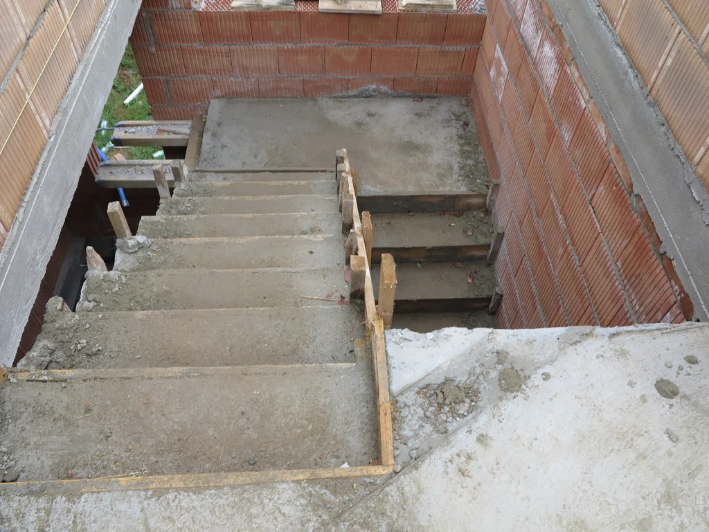 żelbetowe schody, ściany z Porotherm