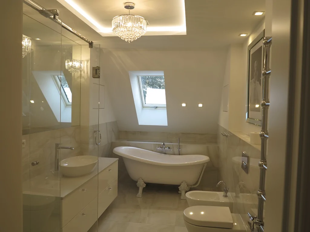 drewniana szafa  w stylu dworkowym 