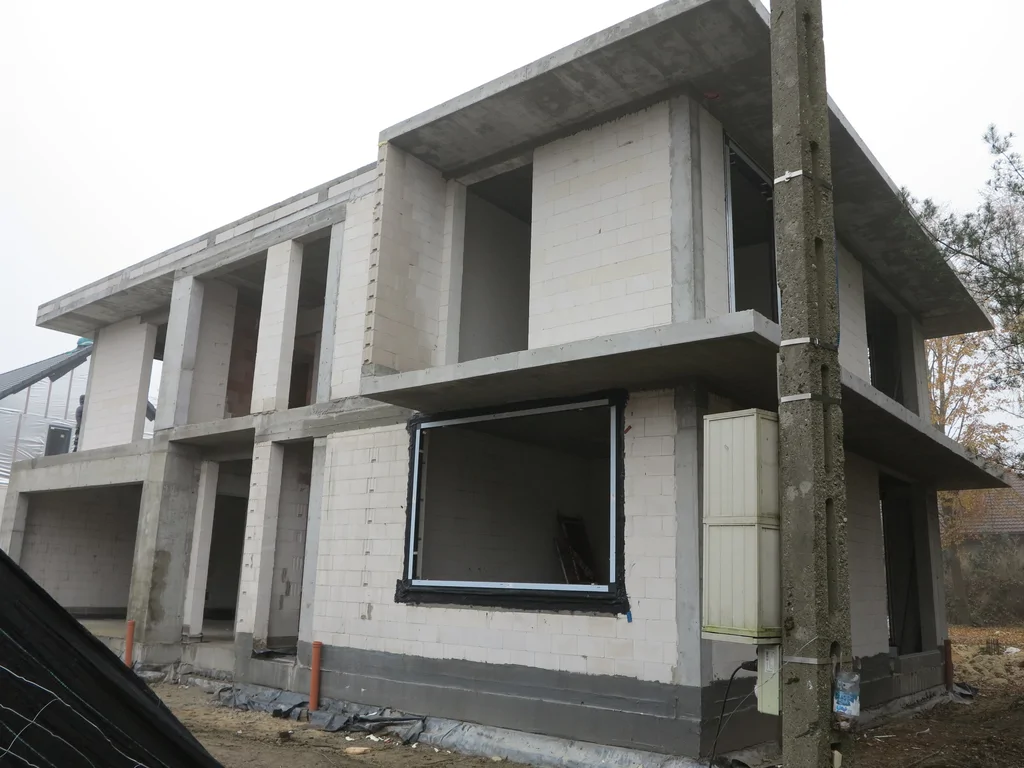 Stan surowy budynku, ściany pustak ceramiczny, montaż stolarki okiennej