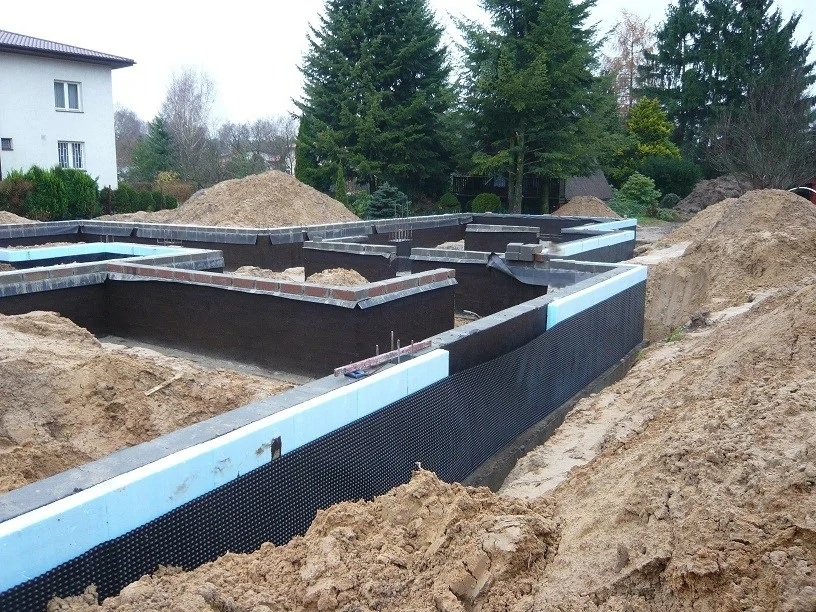 Budowa domu jednorodzinnego, wykop, fundamenty na ławach, murowane ściany fundamentowe, izolacje styrodur, folia kubełkowa