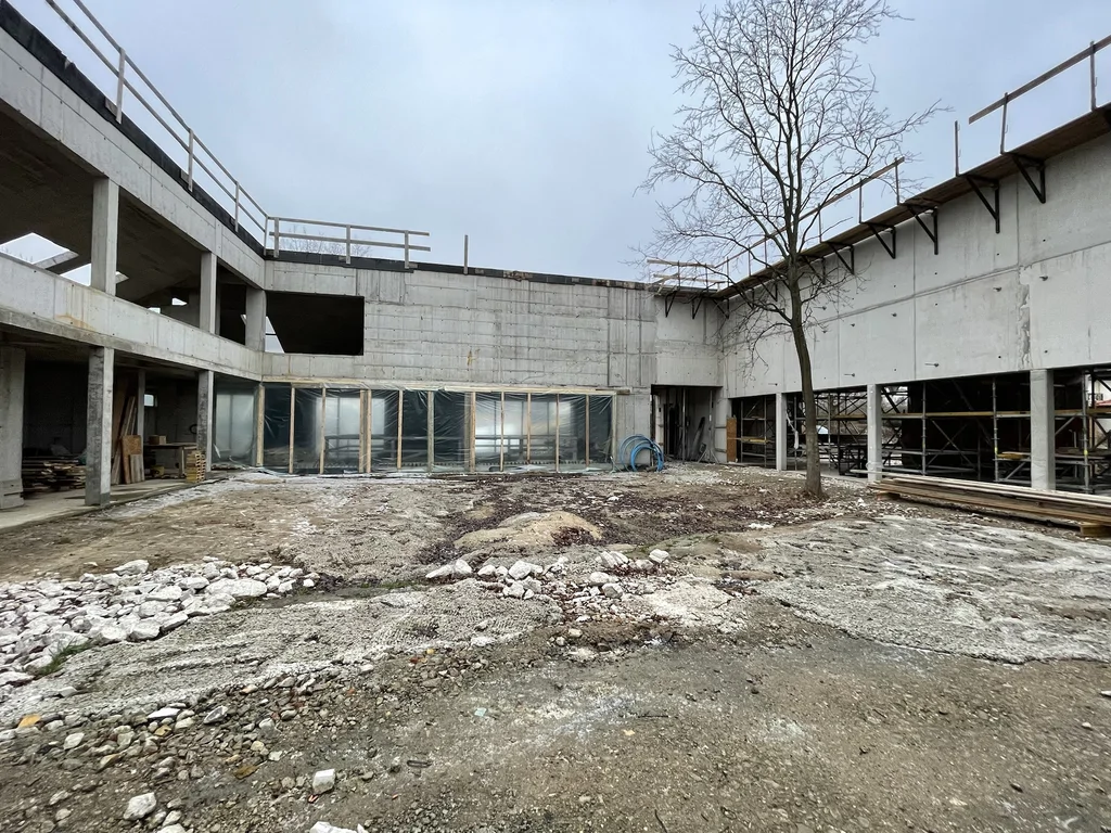 Dziedziniec budynku: parter i piętro z betonu architektonicznego oraz stropy żelbetowe – widok ogólny w stanie surowym