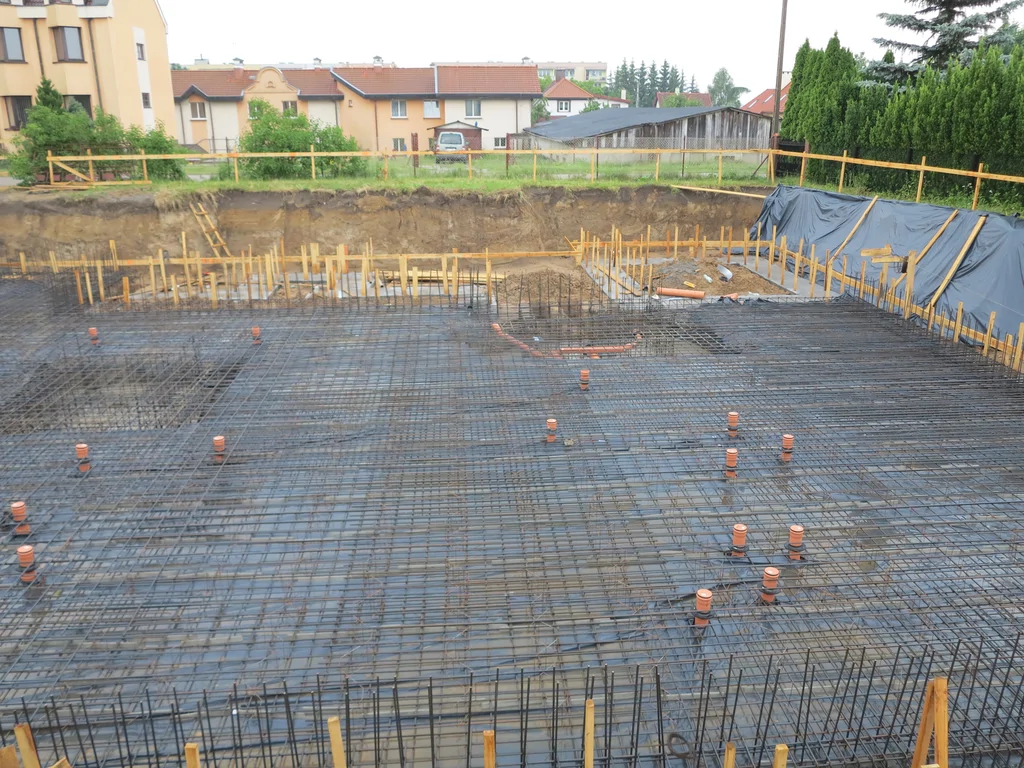 Zbrojenie płyty piwnicy, instalacje 