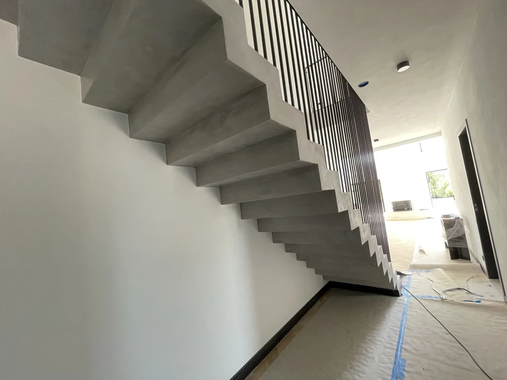 Schody żelbetowe wewnętrzne – minimalistyczna balustrada stalowa, stan deweloperski