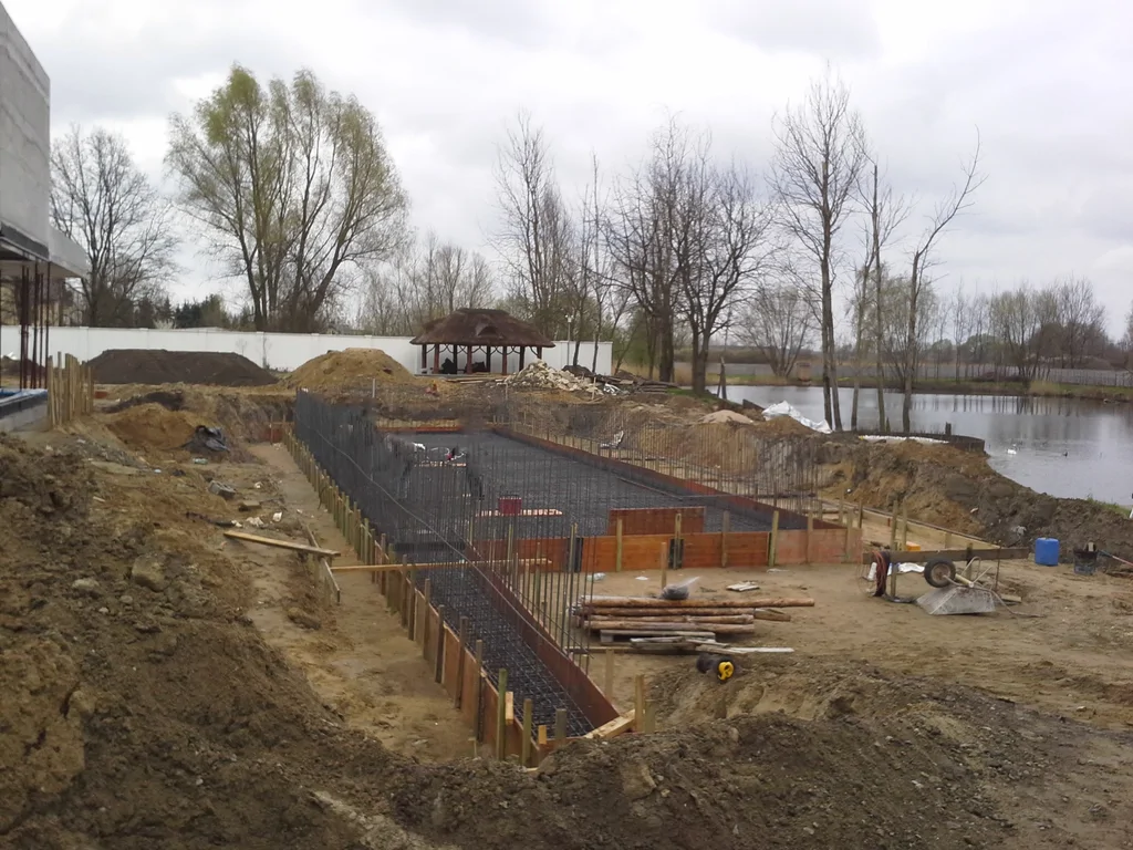 Budowa basenu zewnętrznego, widok na szalunki i zbrojenie 