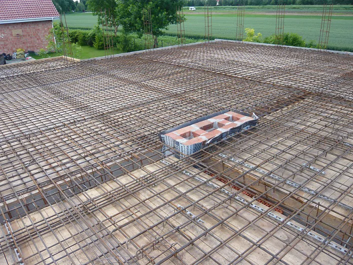 Budowa domu jednorodzinnego, stan surowy, zbrojenie stropu
