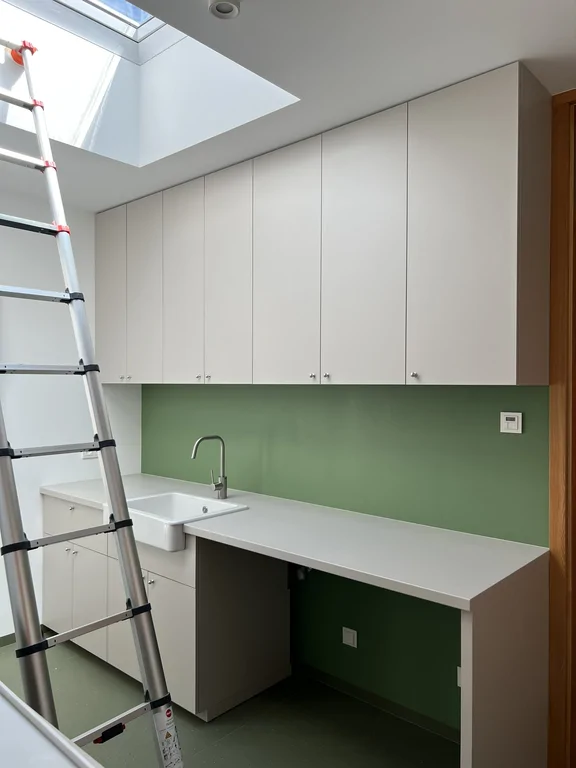 Pomieszczenie gospodarcze z wysoką zabudową, świetlikiem dachowym i umywalką