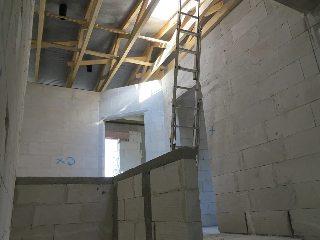 Zdjęcie wewnątrz, widoczne mury z silikatów, więźba dachowa