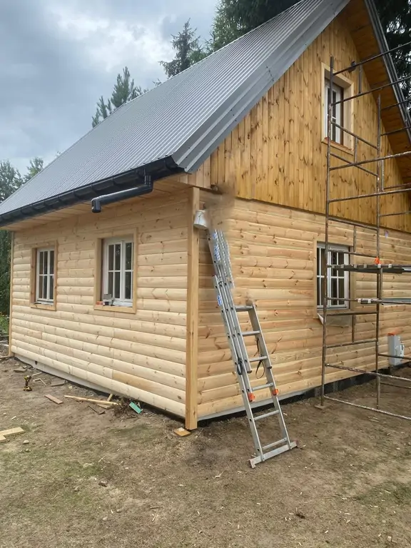 Renowacja domku drewnianego – elewacja po impregnacji i montażu detali.