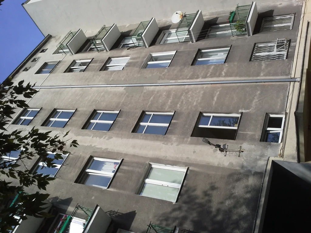 Budynek z zewnątrz wielopiętrowy