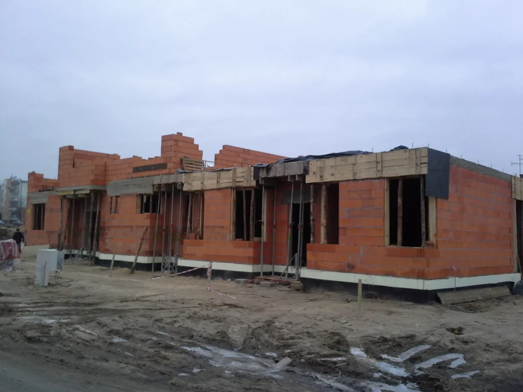 Budowa domu jednorodzinnego wymurowane ściany parteru z porotherm 