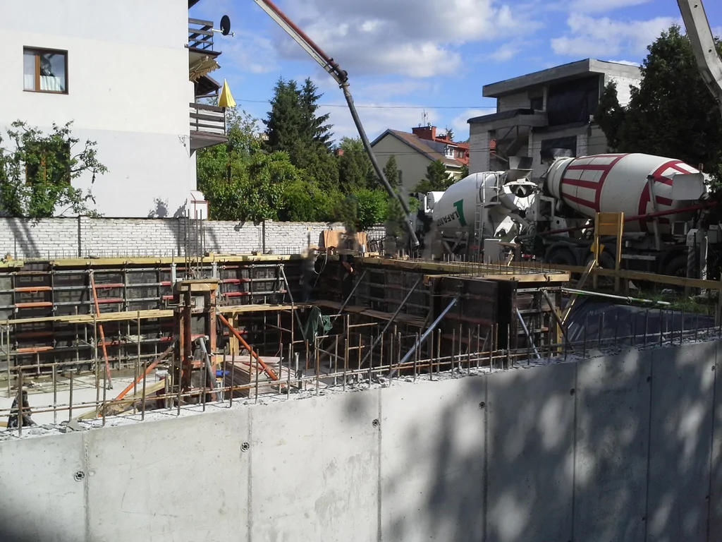 Wylewanie ścian fundamentowych piwnicy, technologia białej wanny