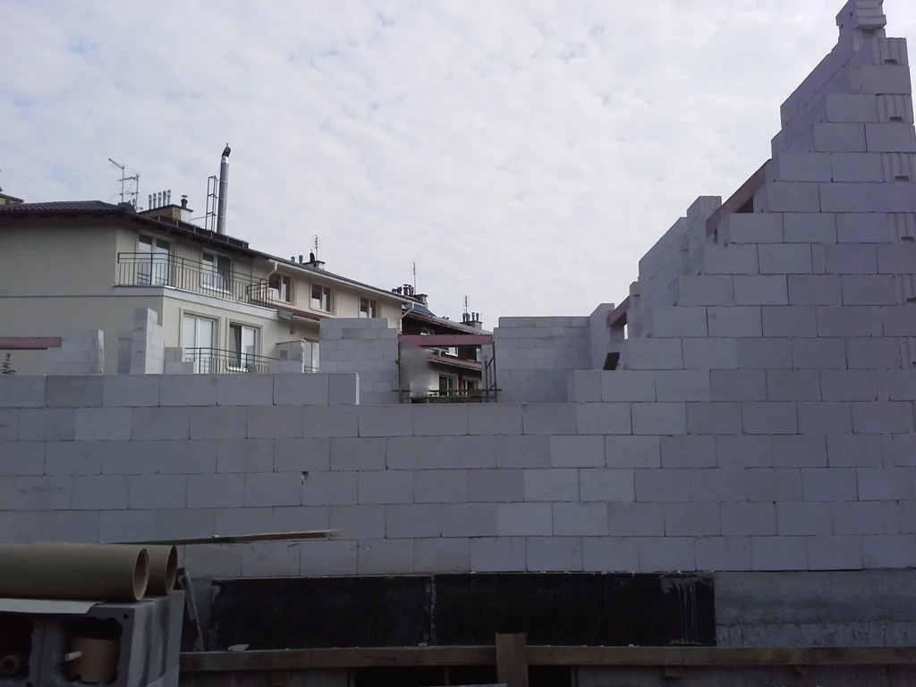 Widok na murowanie ścian parteru na budowie domu jednorodzinnego