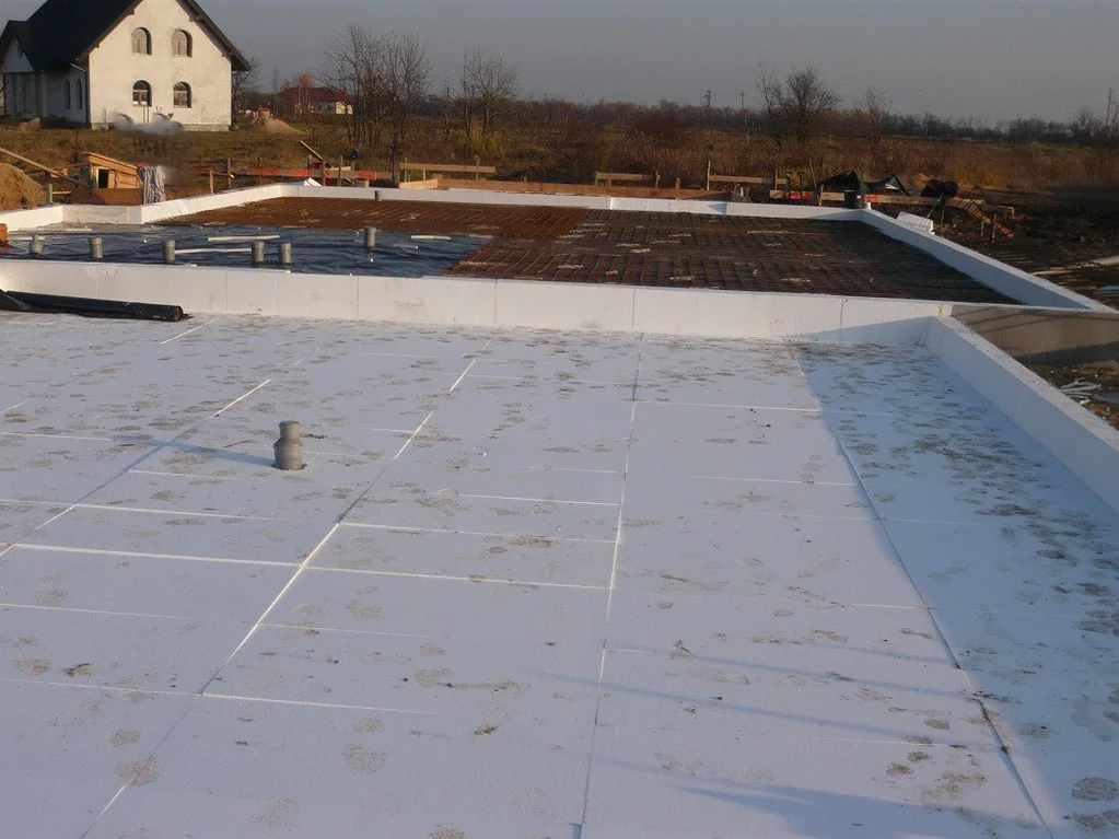 Budowa domu jednorodzinnego, izolacje zbrojenie płyty fundamentowej