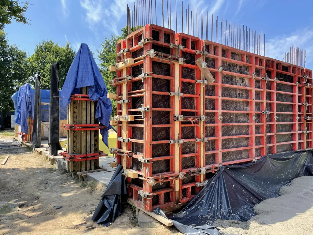 Szalunek dużej ściany żelbetowej z wypuszczonym zbrojeniem – etap przed betonowaniem betonu architektonicznego