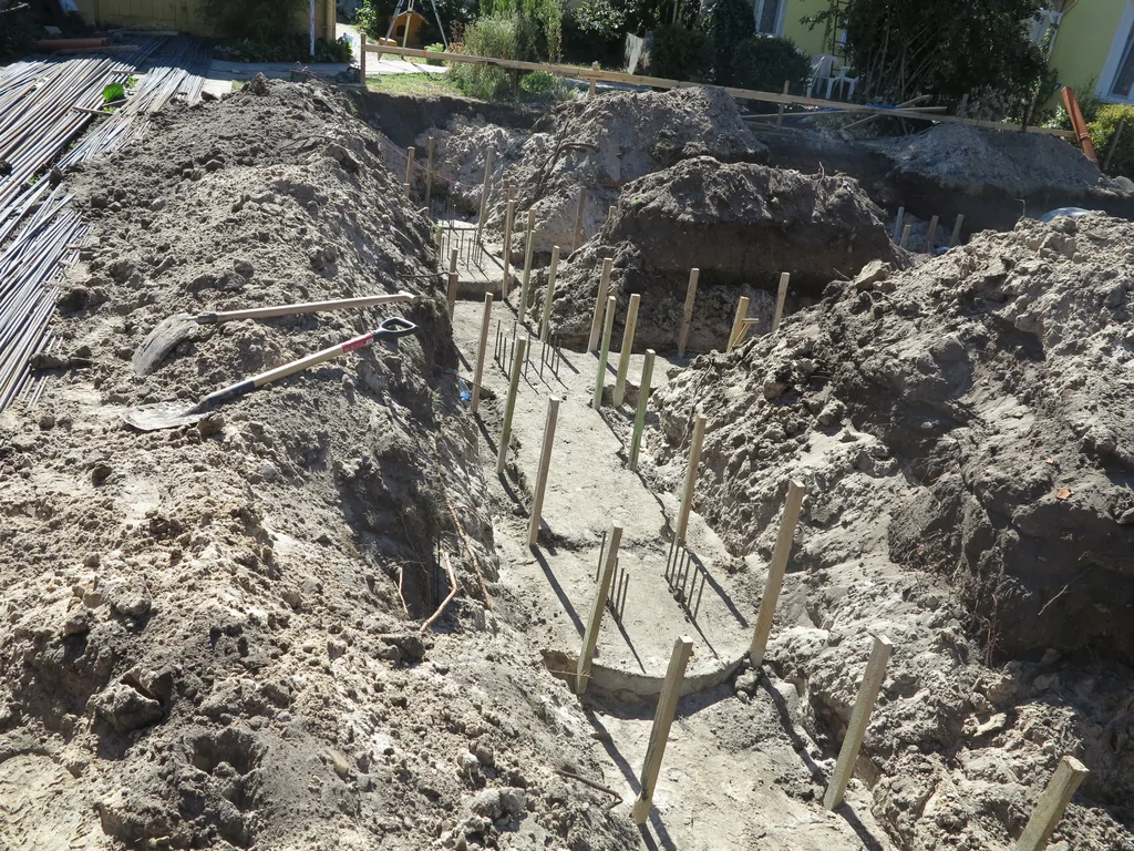 Fundamenty, wylane studnie fundamentowe, zbrojenie wystawione ze studni 